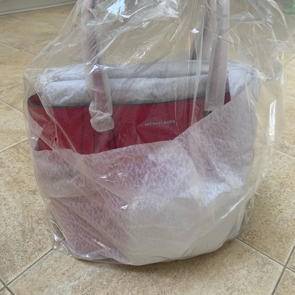 Authentic New Large Raspberry & Gold Michael Kors - Picture 4 of 5